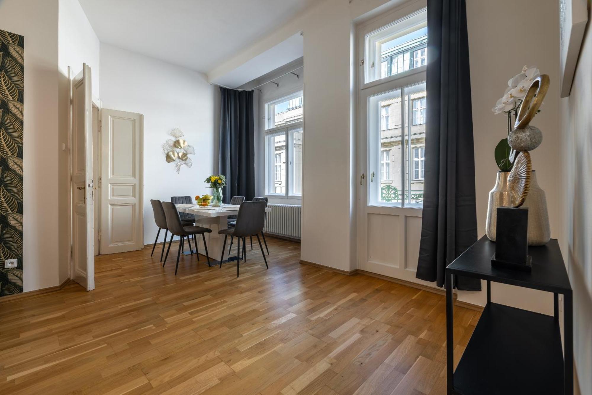 Spacious 2-bedroom In Old Town Praga