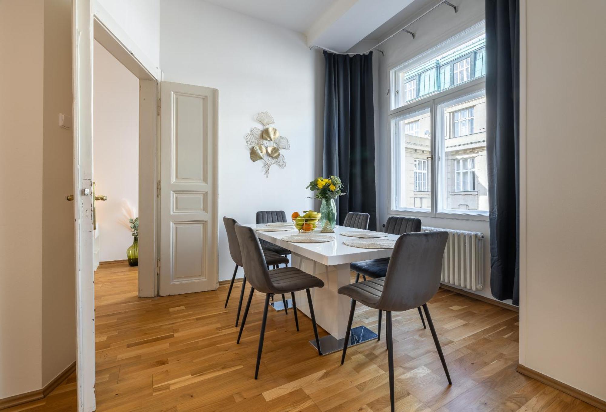Spacious 2-bedroom In Old Town