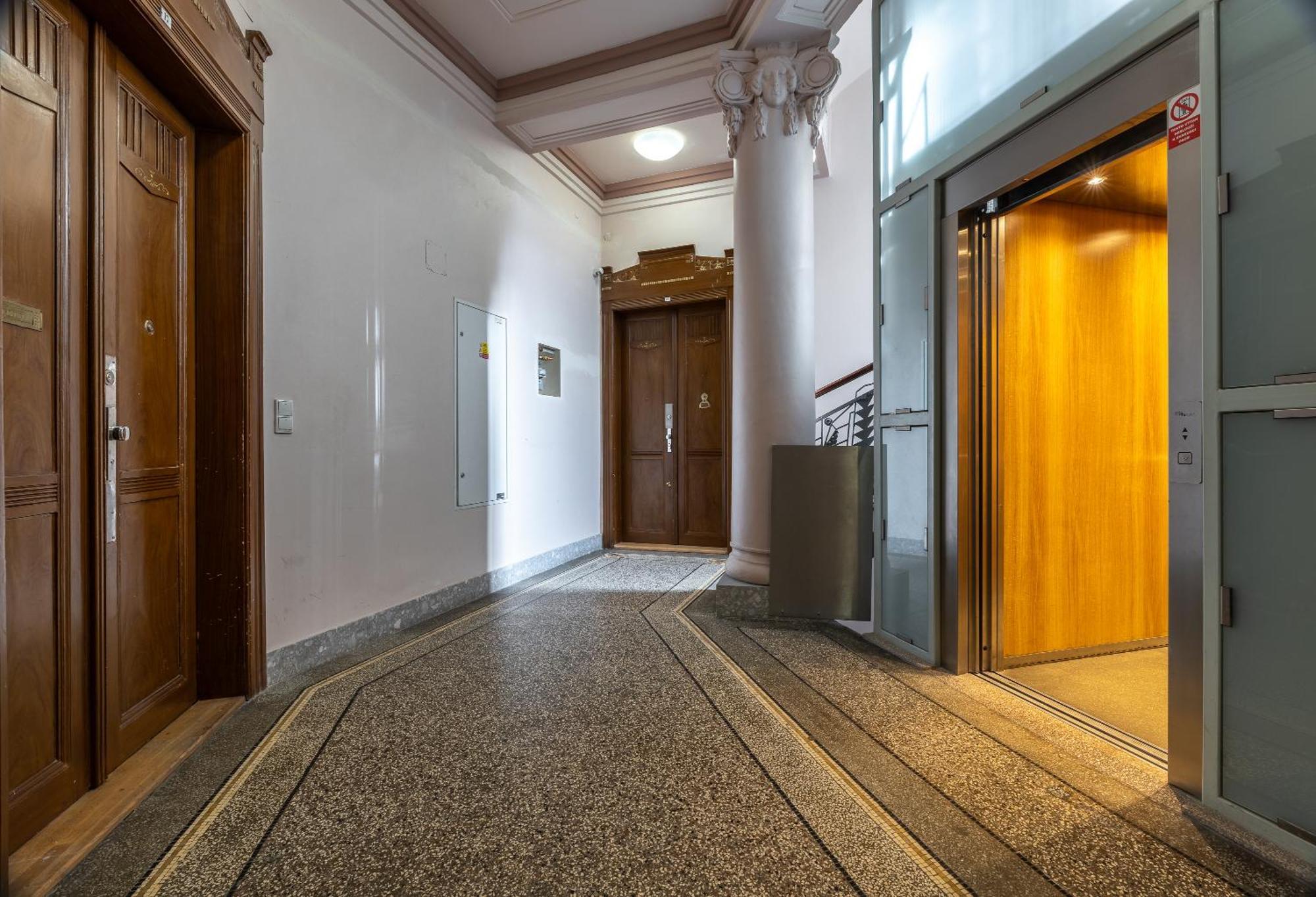 Spacious 2-bedroom In Old Town *