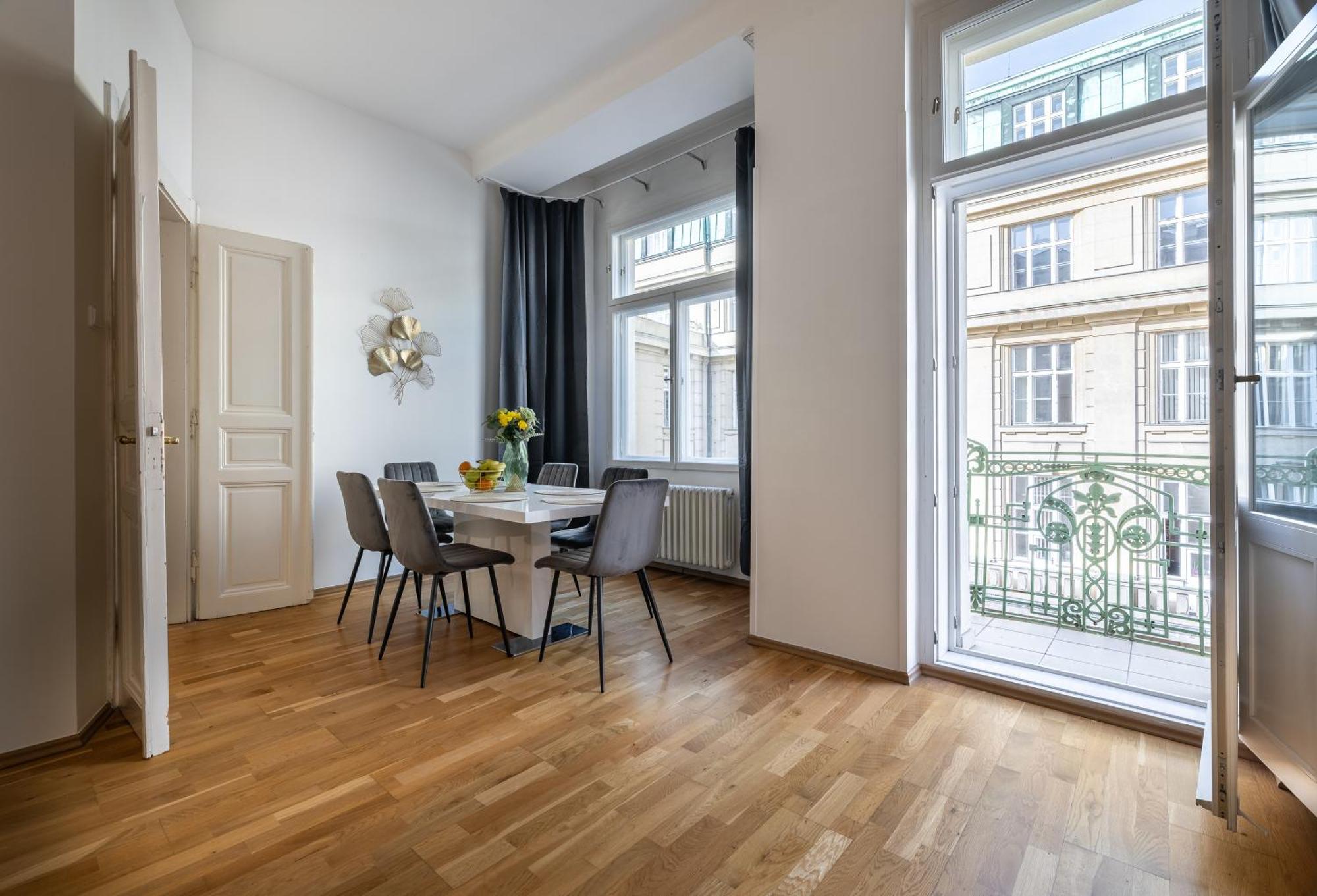 Spacious 2-bedroom In Old Town Apartamento